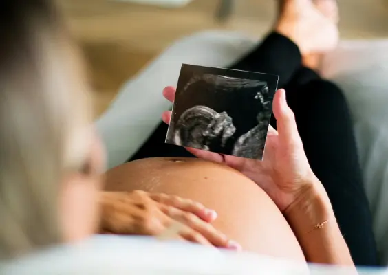 kobieta w ciąży z wynikiem usg